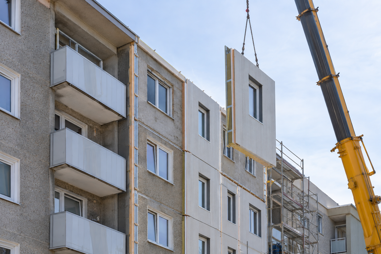 Bruck an der Mur: 54 Fassadenmodule in zwei Wochen montiert (KI-generiertes Bild)